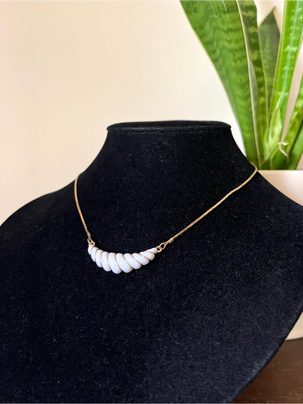 Vintage Avon 1981 Gatsby Gold & White Scalloped Necklace